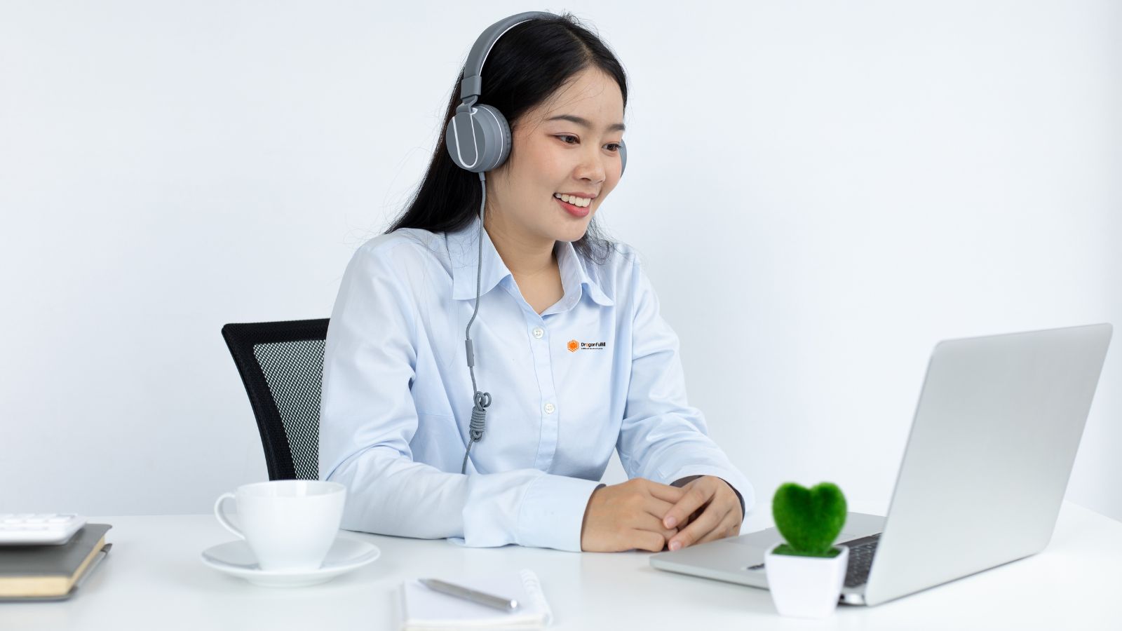 Sourcing agent reducing communication costs for B2B buyers